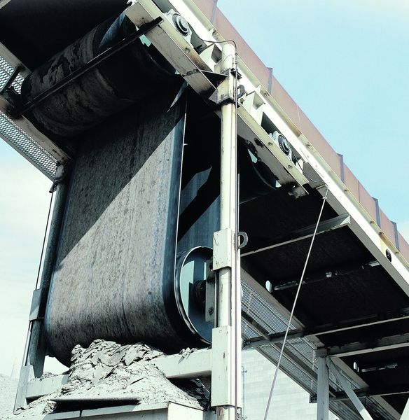 Die mechanischen Antriebsprodukte kommen in Ausrüstungen wie Förderbändern, Hebezeugen, Brechwerken und Belüftungsanlagen ebenso zum Einsatz wie in mobilen Transportmaschinen und -systemen. (Bild: ABB)