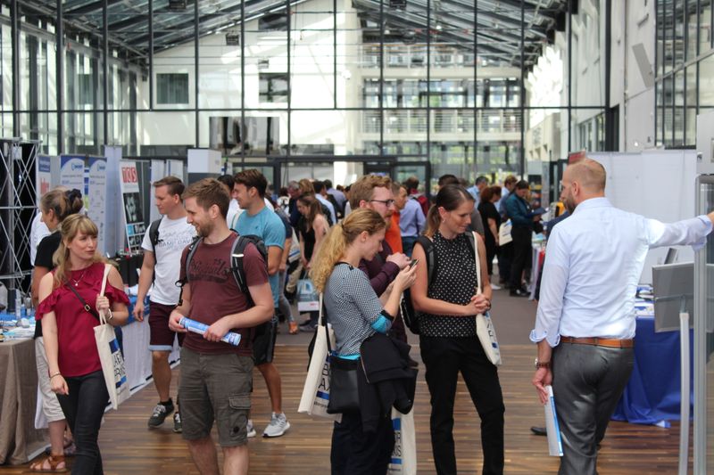 Impressionen der Lab-Supply Berlin vom 13. Juni 2019  In den Hallen des Estrel-Hotels in Berlin Neu-Kölln konnten Besucher der Lab-Supply mit den Ausstellern ins Gespräch kommen. Hier sind einige Impressionen vom Messetag sowie Besucherstimmen für Sie zusammengestellt. Die nächste Lab-Supply ist am 28. August 2019 in Dresden. Weitere Infos zu den kommenden Lab-Supply-Messen finden Sie auf www.lab-supply.info.   Lese-Empfehlung: Nachbericht zum erfolgreichen Auftakt der Lab-Supply in Wien. (Bild: LABORPRAXIS, C. Lüttmann)