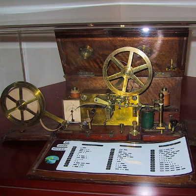 Ein früher Morseapparat: Kreuzten anfänglich nur wenige hundert Nachrichten pro Woche per Telegraf den Atlantik, stieg die Zahl innerhalb weniger Jahrzehnte auf über 10.000 täglich.