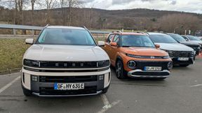 Die Antriebsvielfalt von Hyundai auf einen Blick: der neue Nexo mit Brennstoffzelle (links) vor dem Mini-BEV Inster und dem Tucson, der auf klassische Verbrenner, Hybride und PHEV setzt. (Bild: Rosenow – VCG)