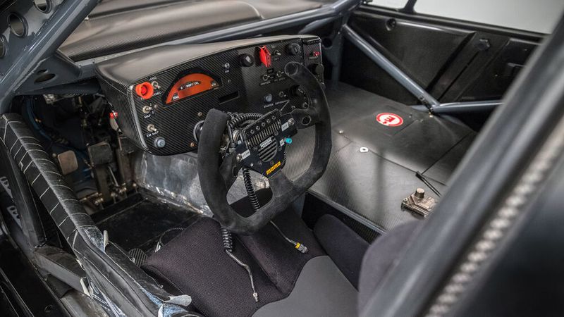 Die Getriebe der ITC-Fahrzeuge schalteten vollautomatisch; über Laptops wurden die Fahrwerke abgestimmt, statt Federn und Dämpfer einzustellen; für jeden Punkt der Strecke konnten die Differentiale und Stabilisatoren anders programmiert werden; die Fahrzeughöhe ließ sich hydraulisch einstellen. (Bild: Opel Automobile GmbH)
