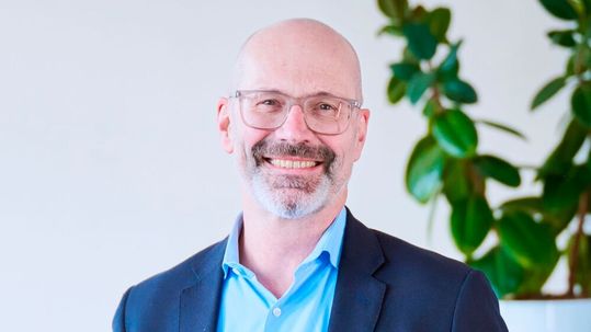 Andreas Prenneis ist Mitglied des Vorstands beim IT-Dienstleister Adesso, der künftig dazu beitragen soll, die Open-Source-Lösungen der Stiftung Open Logistics Foundation Unternehmen der Logistikbranche zugänglich und nutzbar zu machen.(Bild:  Adesso)