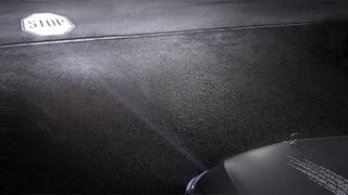 Daimler hat sein „Digital Light“ vorgestellt. Es erweitert die klassische Lichttechnik um Kommunikation mit der Umwelt und erweiterte Fahrerassistenz. (Daimler)