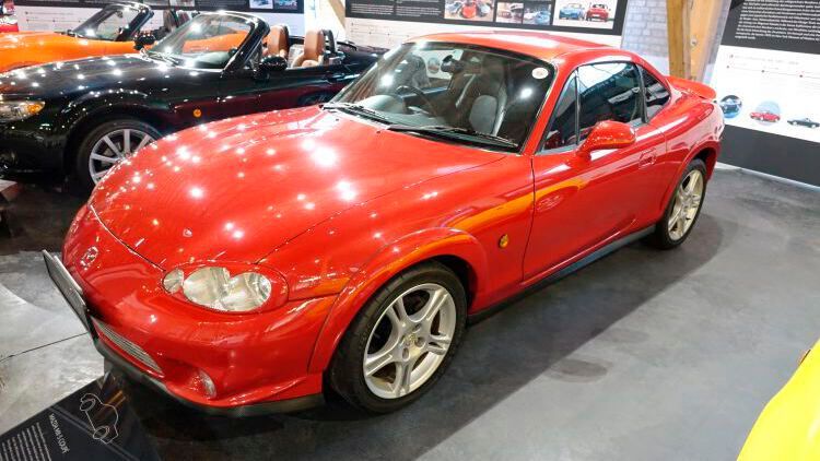 In gerade mal 200 Exemplaren enstand der MX-5 der zweiten Generation als Coupé mit festem Dach. Auch von dieser Rarität hat das Mazda-Museum Frey in Augsburg ein Exemplar zu bieten. (Bild: Dominsky/»kfz-betrieb«)