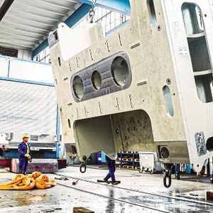 Ein Beispiel für die Pressentechnologie: Ein Schwergewicht in Bewegung: Blick in die Produktion von Pressen bei Schuler in Erfurt.(Bild:  Schuler)