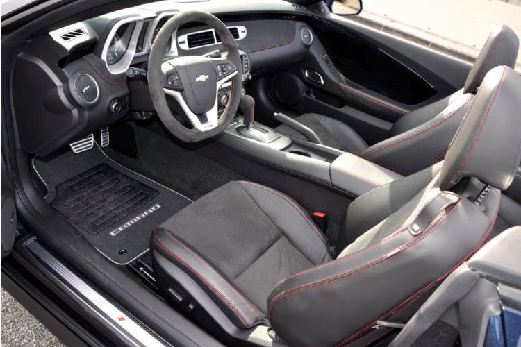 Denn in diesem gibt es einige Besonderheiten serienmäßig und der sportliche Charakter spiegelt sich im auffälligen Interieur. So findet sich ein ZL1-Schriftzug als Bestickung an den Kopfstützen. Für 88.900 Euro erhält der Kunde zudem eine Lederausstattung, beheizbare Sitze und ein automatisches Verdeck. Auch eine Rückfahrkamera gehört zur Serienausstattung. (Ralf Schuetze)