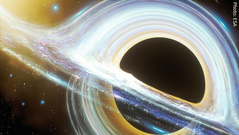 Computersimulation von der ausgehenden Strahlung durch das alles verschlingende Gravitationsfeld eines Schwarzen Lochs.