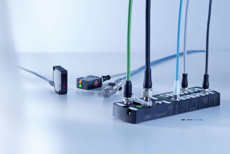 Auf das IO-Link Gesamtpaket kommt es an. Wenn das Zusammenspiel von Sensoren, leistungsstarken Mastern und einem herstellerunabhängigen Konfigurationstool stimmt, ist eine deutlich gesteigerte Maschinenperformance möglich. (Bild:  Baumer)