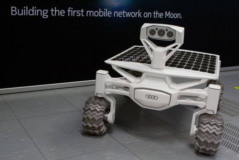 Auch diesen Rover gab es in Stuttgart zu sehen. Auf dem Mond soll das Gefährt per LTE mit dem Lander kommunizieren. (Srocke)