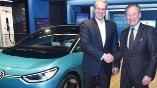 VW-Vertriebsleiter Holger Santel (links) und Dirk Weddigen von Knapp, Vorsitzender des VW/Audi-Partnerverbandes, haben mit ihren Teams einen neuen Agenturvertrag vereinbart. (Bild: Volkswagen)