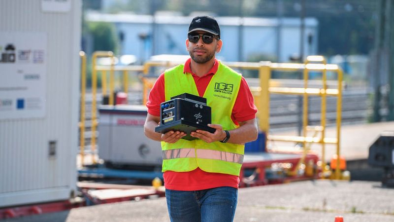 DLR-Versuchsleiter Mohammad Soliman mit einem neu entwickelten Millimeterwellen-Funkmodul (Bild: DLR)