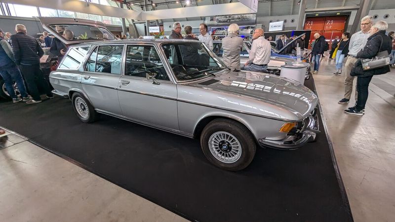 Noch nie gesehen? Kein Wunder: Von der Kombiversion des BMW E3 entstanden gerade einmal zwischen 12 und 20 Stück. Dieser hier ist der einzige fahrbereite. (Bild: Dominsky – VCG)