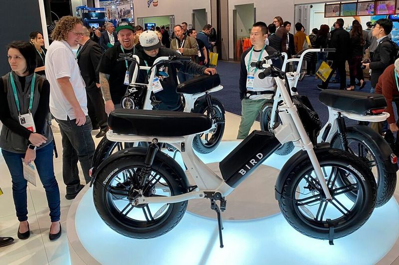 Elektro-Moped „Cuiser“ des kalifornischen Anbieters Bird, mit dem man auch durch raueres Gelände kommt.  (press-inform)