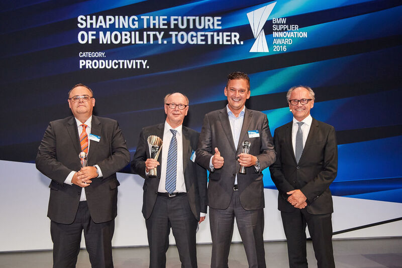 Hufschmied Zerspanungssysteme GmbH wurde für den Supplier Innovation Award 2016 der BMW Group nominiert. Im Bereich Produktion erreichte das Unternehmen Rang 2. Die Auszeichnung betrifft die Bearbeitung von Carbonwerkstoffen. Ganz links: Ralph R. Hufschmied, der Hufschmied-Geschäftsführer. (Hufschmied)