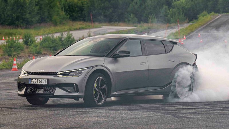 Der Heckmotor kann die Hinterräder des EV6 GT mächtig unter Druck setzen. (Bild: Kia)