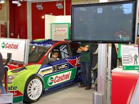 Ein Nachwuchs-Vettel testet seine Fahrkünste in einem Simulator bei Castrol. (Archiv: Vogel Business Media)