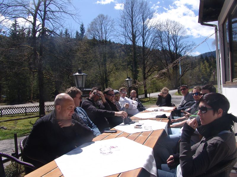 Auf halber Strecke: Treffen beim Mittagsstopp am Walchensee (Bild: Also)