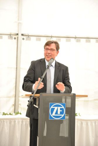 Dr. Manfred Grieger, Leiter der Historischen Kommunikation bei Volkswagen, schilderte anlässlich der Einweihung in sehr kurzweiligen Anekdoten die geschäftlichen sowie privaten Verbindungen zwischen Volkswagen und Fichtel & Sachs – wobei letztere über viele Jahre hinweg anscheinend über das Thema „Jagd“ geknüpft wurden. (Foto: Dominsky)