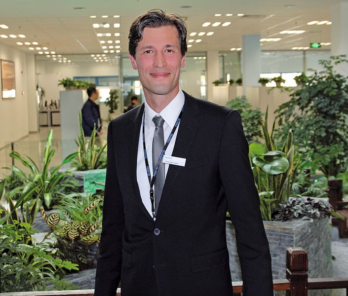 Umgeben von Grün, mitten im Büroalltag. Kenan Hafuz-Hasan, Chef des Technical Engineering Centers von Festo in Shanghai, erklärt die Bauweise des Bürogebäudes nach Feg Shui. Um das Energiezentrum liegen auf 2500 m² Büroräume, Raum für Kreativität und Testlabore, die dieselben Standards und dieselben Instrumente vorhalten, die auch der Hauptsitz von Festo in Deutschland nutzt. (Jablonski)