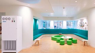 Auf Basis der „VARIO-Flow“-Lufttechnologie hat Denios jetzt den Anti-Virus-Raumluftreiniger AVR 3.6 entwickelt, der per UV-Bestrahlung für keimfreie Raumluft sorgt. (Denios)