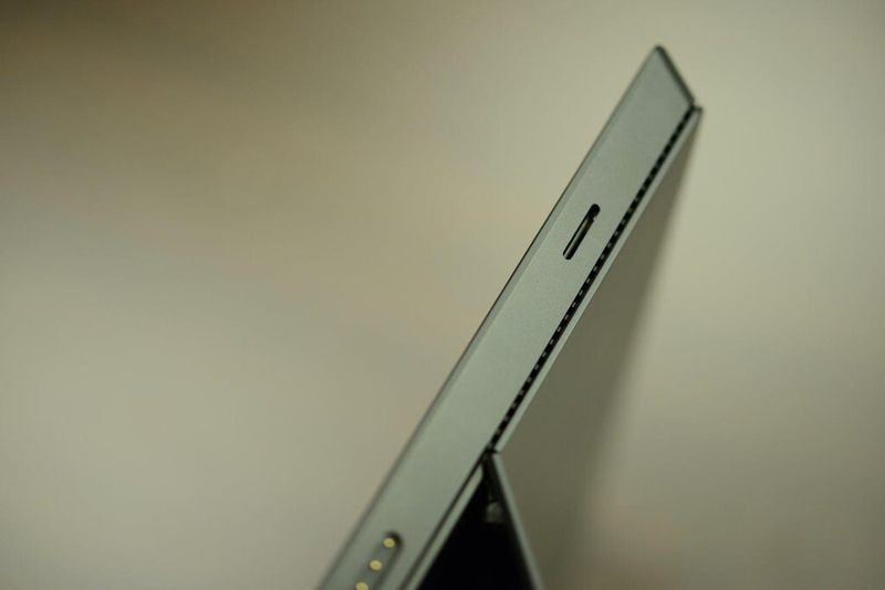Eine Stifthalterung ist am rechten Bildschirmrand vorgesehen. (Bild: Microsoft)
