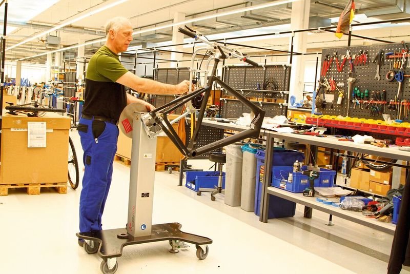 Platz 1: „Bike Promobil“ ist ein mobiler Wagen, der sich variabel und ohne Fremdenergie wie Strom oder Hydraulik für sämtliche Montageaufgaben in der Fertigung einsetzen lässt. Sein schweres Grundgestell lässt sich dank großer Rollen leicht bewegen. (Bild: Roemheld GmbH)
