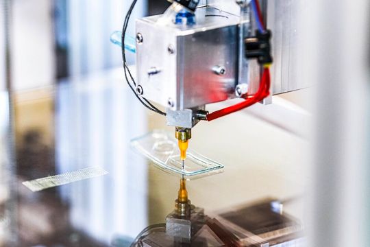 KL Technik hat es in Zusammenarbeit mit der TU Nürnberg geschafft, den 3D-Druck von 2-K-Silikon-Prototypen zu verbessern. Eine Besonderheit ist, dass auch für die Serienfertigung freigegebene Materialien gedruckt werden können.(Bild:  KL Technik)