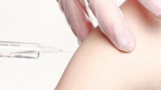 In der bevorstehenden Grippesaison 2018/19 erhalten erstmals auch alle gesetzlich kraneknversicherten Patienten einen Vierfach-Grippeimpfstoff. Das Paul-Ehrlich-Institut (PEI) hatte bereits Ende August rund 9,3 Millionen Impfdosen des Grippeimpfstoffs freigegeben. (Symbolbild) (gemeinfrei)