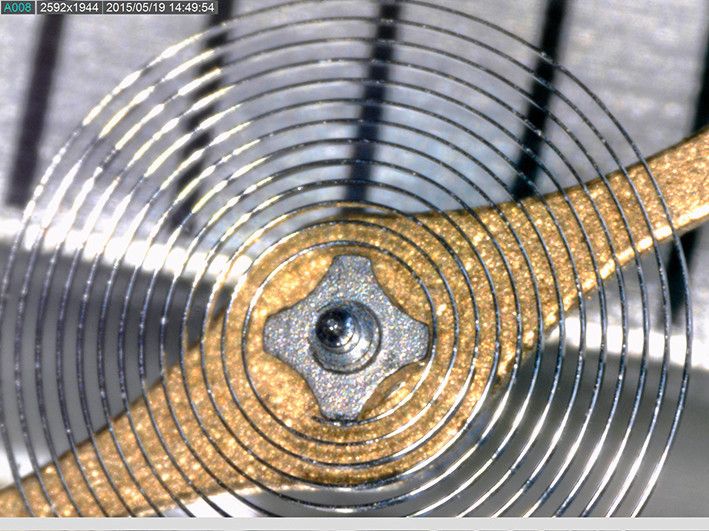 Figure 3: Exemple de soudage automatisé  d’un ressort spiral à une virole. (Image: CP-Automation)