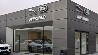 Was wie ein Vollfunktonsbetrieb in der neuen Hersteller-CI aussieht, ist tatsächlich ein reines Service- und Gebrauchtwagencenter. (Bild: Hahn/»kfz-betrieb«)