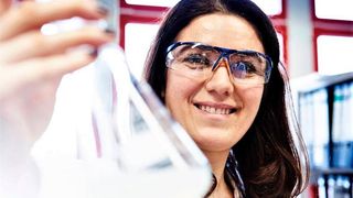 Zeller+Gmelin präsentiert mit Zubora 57 H Ultra einen Kühlschmierstoff, der sowohl bei Raumtemperatur als auch bei 40 °C weder ausflockt noch trüb wird. Der Beweis für seine Langlebigkeit. (Zeller+Gmelin)