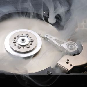 Platz 10 Sonnenstich im Serverraum (Deutschland):
Ein kleines deutsches Unternehmen führte Renovierungsarbeiten an seinem Bürogebäude durch – auch am Serverraum. Dabei entdeckte der Admin der Firma eines Freitags, dass die Planen, die den Server abdeckten, den Staub nicht zuverlässig abhielten. Daher beschloss er, den Server in einen Raum zu verlegen, der sich abseits der Renovierungsarbeiten befand. Doch nach einem sehr warmen und sonnigen Wochenende musste er montags feststellen, dass sich keiner der Mitarbeiter mehr am Server anmelden konnte. Die Ursache dafür war schnell gefunden: Ein Kollege hatte die Klimaanlage in dem Übergangs-Serverraum abgeschaltet, um das Eindringen von Staub zu verhindern. Dies verkraftete der Server natürlich nicht und starb den Hitzetod. Glücklicherweise konnten 99 Prozent der Daten wiederherstellen.