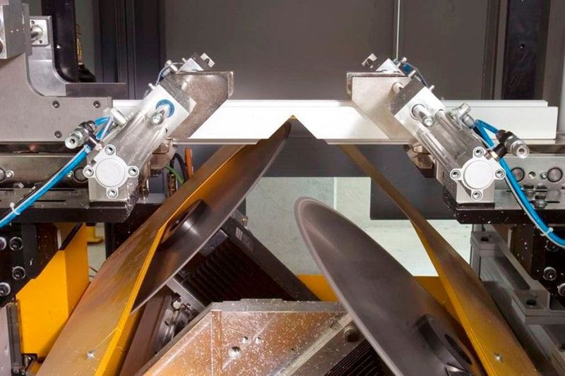 Vorrausschauender Betrieb: Das Herunterregeln der Säge bei längeren Bearbeitungspausen spart bis zu 17% Energie ein. (Beckhoff)