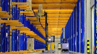 Für das neue Lager des Logistikdienstleisters Yusen Logistics Benelux hat Dematic eine Lösung mit hybriden Schubmaststapler-FTF entwickelt. (Dematic)