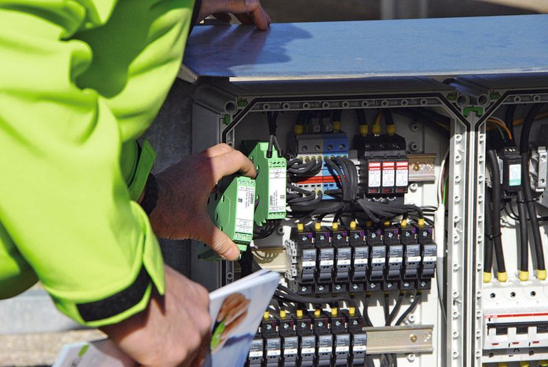 In jedem Geräteanschlusskasten befinden sich zwei Messmodule, um die Ströme der Strings zielgerichtet zu überwachen. (Bild: Phoenix Contact)