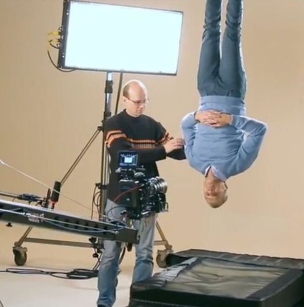 Großes Vertrauen in die eigenen Produkte: Drei Gewindegänge von vier Standardschrauben mit je 2 mm Durchmesser, die das Abutment mit dem Implantat verbinden, haben ausgereicht, um das Gewicht des Straumann-CEOs zu halten. (Bild: Straumann/Youtube)