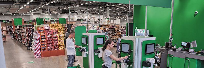 Kunden, die den stationären Einzelhandel aufsuchen, haben neue Erwartungshaltungen: Möglichkeiten wie kontaktlose Dienste und Selbstbedienungskassen werden seit der Pandemie als normal angesehen.(Bild:  Axis Communications)