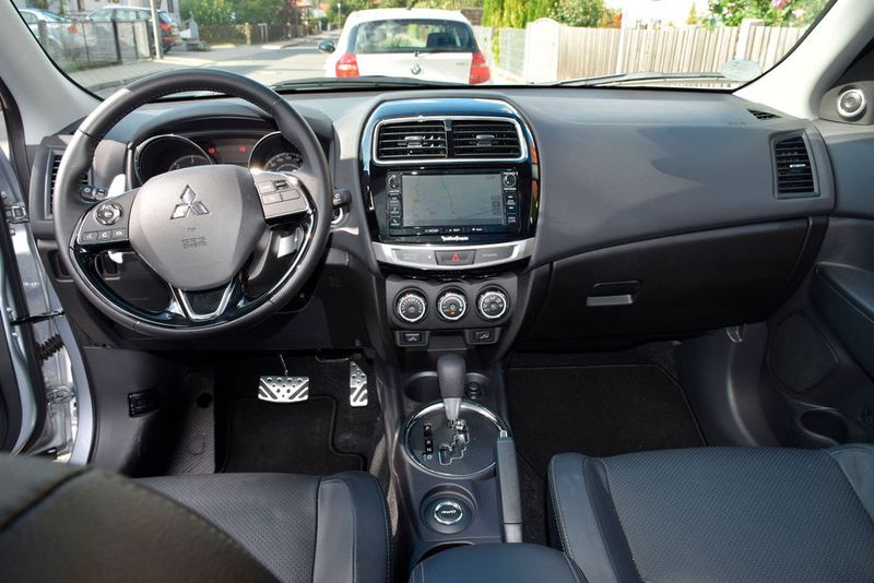 Typisch nüchterner Japancharme: Alles ist da, wo es hingehört, und die Haptik der Schalter ist präzise.  (Holz / »kfz-betrieb«)