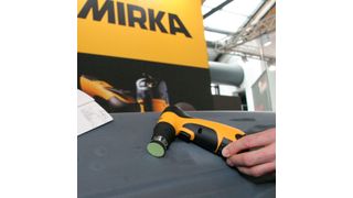 Laut Hersteller liegt die neue kleine Schleifmaschine Mirka"AROS" beim Anwender gut in der Hand. (Foto: Archiv)