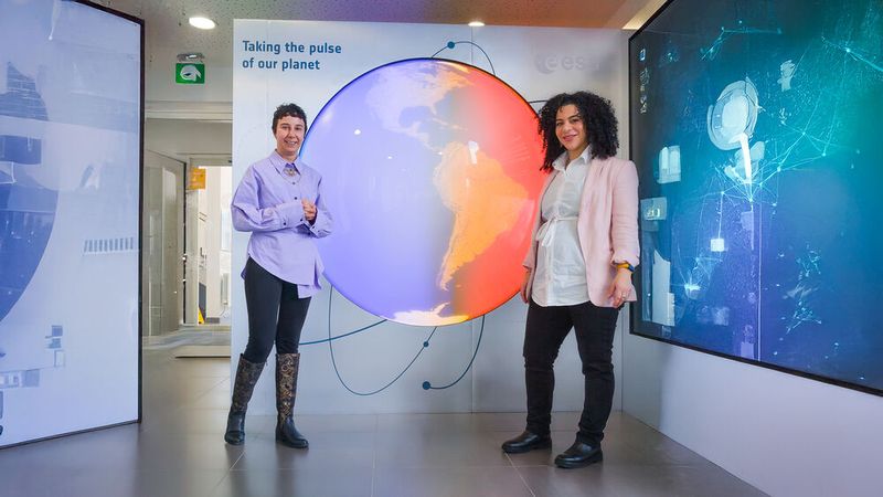 Joana Kamenova, Referentin für Kommerzialisierung und EPIC-Leiterin bei der ESA (links), sowie Yona Baskharoun, Global Industry Manager für KMU, Partner und Wissenschaft – Simulation und Test bei Siemens Digital Industries Software (rechts), beim Kick-off-Meeting der Zusammenarbeit am ECSAT-Standort der ESA. (Bild: Siemens)