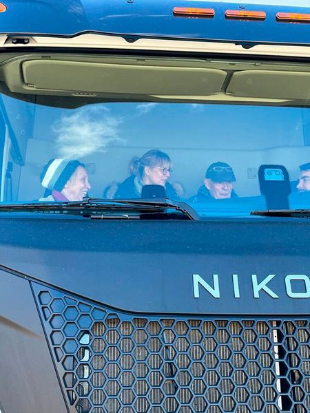 Bild 14: Testfahrt im Wasserstoff-Truck von Nikola, der mit dem H2-Stack von Bosch ausgestattet ist. (Bild: Thomas Aurich)