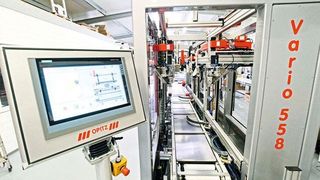 Blick in das Innere des Volumen-Reduzierers Vario 558: Die Maschine reduziert Versandkartons auf ein Minimum.  (SEW)