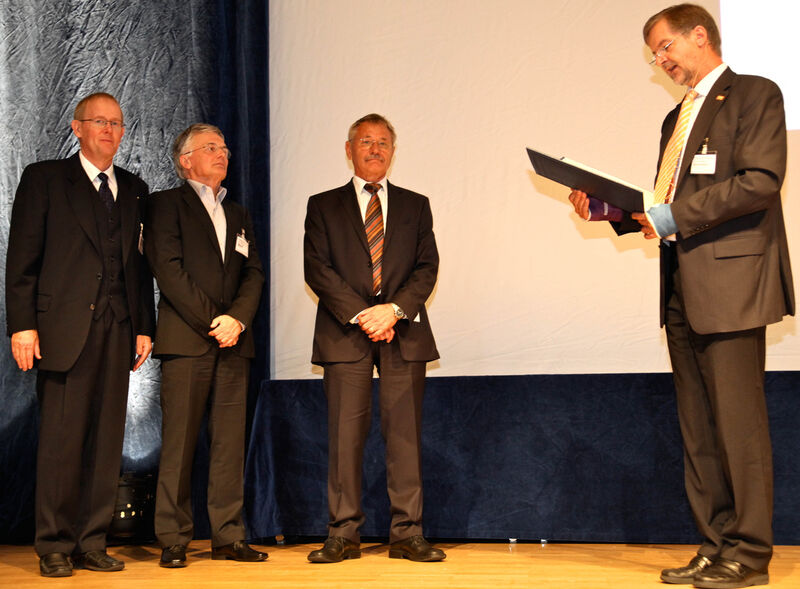 Der Vorsitzende von ProcessNet, Prof. Dr.-Ing. Martin Strohrmann, überreicht die Medaillen an die drei Wissenschaftler aus dem Bereich der Reaktions- und Verfahrenstechnik.  (Archiv: Vogel Business Media)