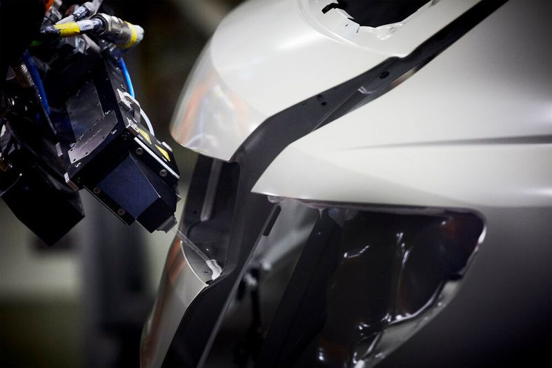 Die fünf dünnen Strahlen des IDDA.Seal-Systems dichten ihr das Lampengehäuse eines Audi ab. Altas Copco merkt an, dass mit den sonst üblichen Verfahren die PVC-Dichtung an den Wendepunkten zu dick aufgetragen wurde, und manuelle Nacharbeit verursacht hat. Das sei nun passè. (Atlas Copco)