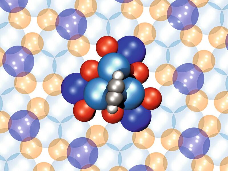 Atomares Strukturmodel eines einzelnen 4-atomigen Acetylen-Rotors (grau-weiße Kugeln) auf der chiralen PdGa Oberfläche (blaue Kugel -> Palladium, rote Kugeln -> Gallium). Die 12 Atome des Stators auf der PdGa Oberfläche und die 4 Atome des Acetylen-Rotors sind hervorgehoben.