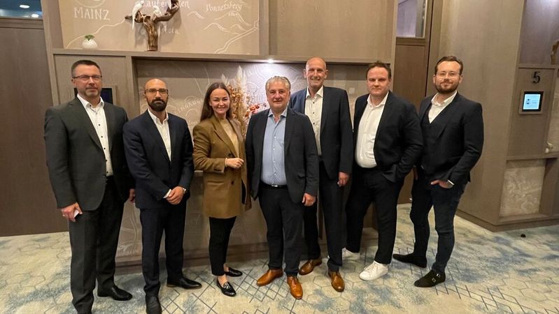 Der neu gewählte Vorstand des VDJL: (v.li.) Matthias Spieß, Salvatore Colangelo, Anna Nagel, Ingo Henning, Andreas Everschneider, Sebastian Kujawa und Lennart Pütter. (Bild:  VDJL)