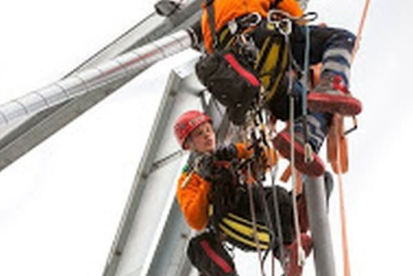 Die Fassadenkletterer im Einsatz: Teilweise mussten die Monteure in einer Höhe von 25 m über Grund arbeiten. (Bilder: Philips)