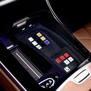 Gegensprechanlage und Luftversorgung lassen sich von Bord aus speziell steuern.(Bild:  Mercedes-Benz)