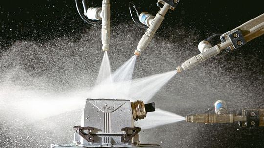Im Sprühnebeltest prüft NMi Testlab die Beständigkeit elektronischer Systeme und Komponenten gegenüber Feuchtigkeit und Wasser.(Bild:  NMi Testlab)