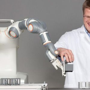 Das Produktionsszenario sieht vor, dass Roboter und menschliche Arbeitskräfte nebeneinander und miteinander arbeiten oder kollaborieren.